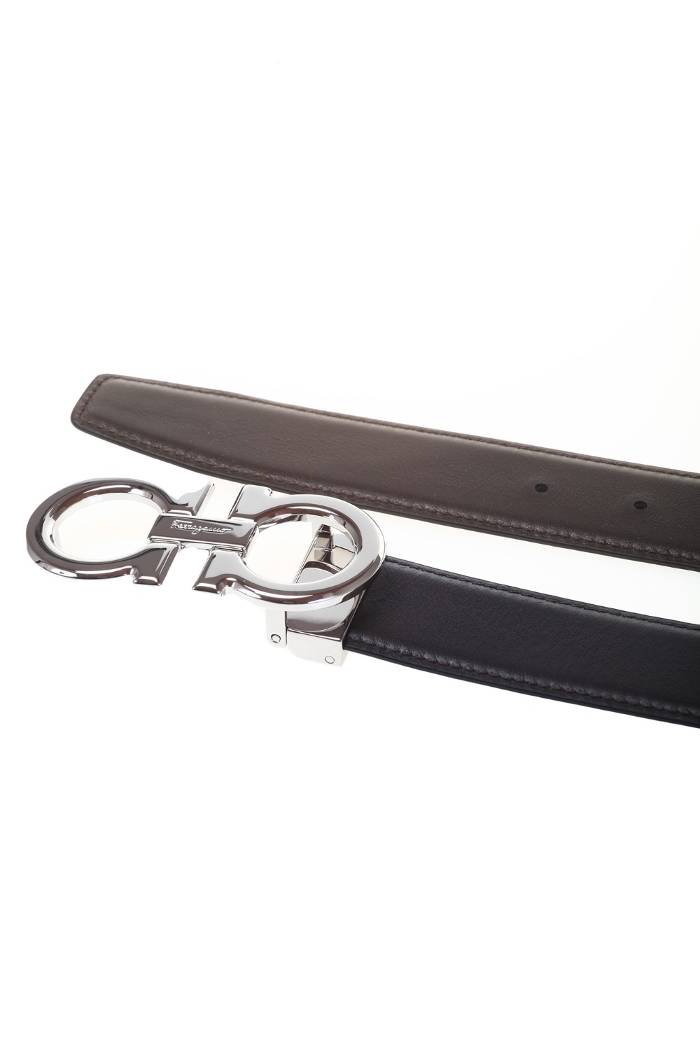 shop SALVATORE FERRAGAMO  Cintura: Salvatore Ferragamo cintura reversibile e regolabile Gancini.
Reversibile con finiture e colori a contrasto sui due lati.
Fibbia metallica con finish rutenio lucido.
Per ottenere la vestibilità desiderata, tagliare l'asta della cintura o aggiungere i fori necessari.
Altezza 3,5 cm.
Composizione: 100% pelle di vitello.
Fabbricato in Italia.. 679710 DOUBLE-014686671NERO/MARRONE number 2633715